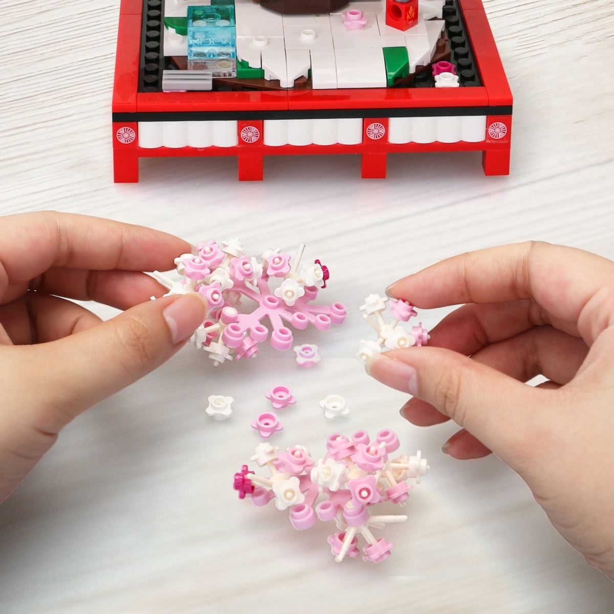 Cherry Blossom Bonsai Tree Building Blocks Set Flower Tree Bricks Building Kit STEM Construction Toys With Chain Rotating Swing Figurines