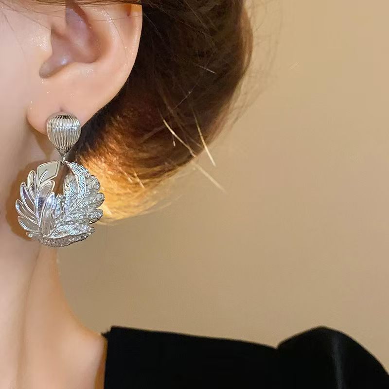 Metal Retro Round Leaf Stud Earrings, Light Luxury High-End Niche Minimalist Cold Style Fashion Elegant Ear Jewelry For Women