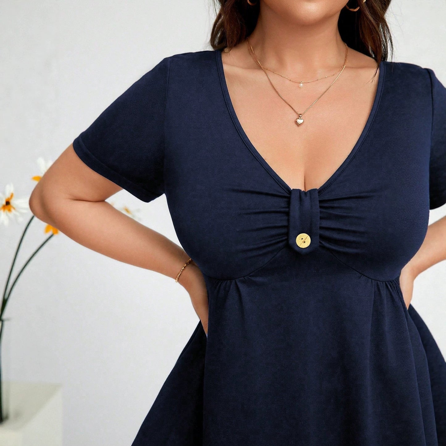 New Stylish And Elegant Solid-color V-neck Short-sleeve Top With A Buckle Detail