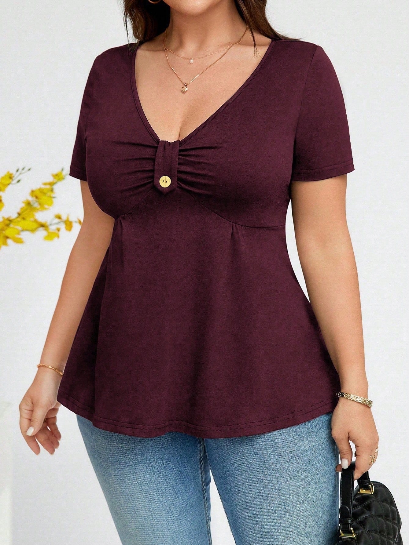New Stylish And Elegant Solid-color V-neck Short-sleeve Top With A Buckle Detail