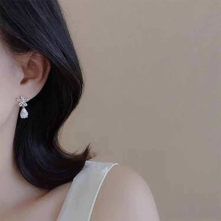 New Teardrop Floral Stud Earrings For Women, Light Luxury High-End Temperament Earrings, Niche Designer Fashion Ear Jewelry