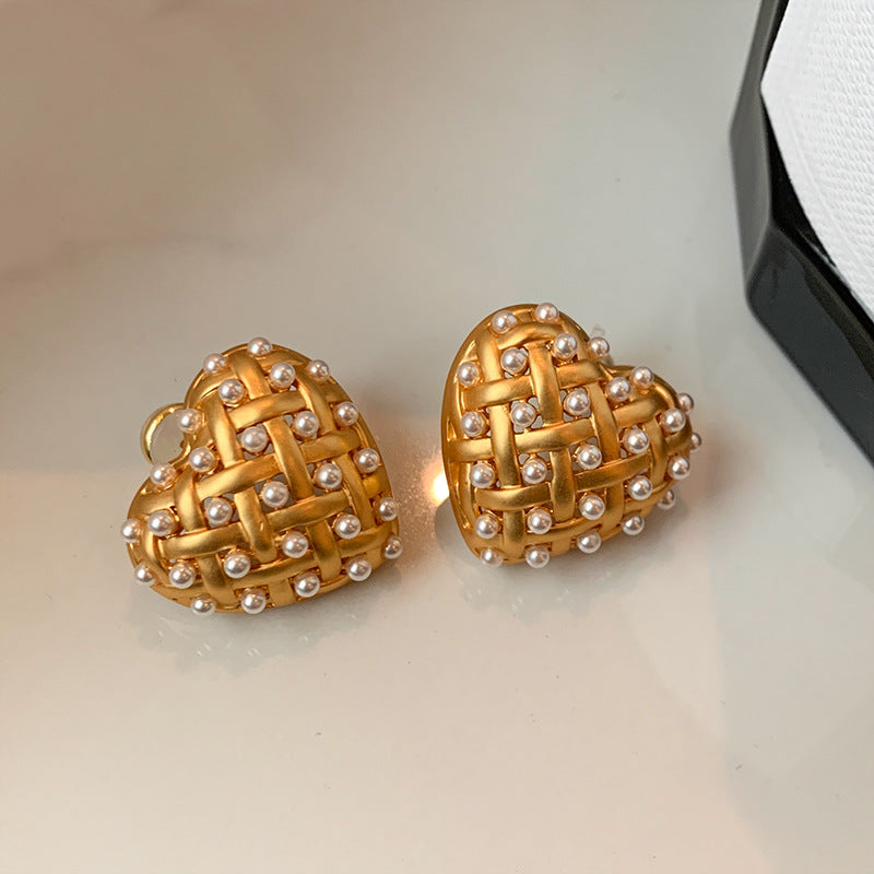 Retro Pearl Hollow Heart Stud Niche Design Matte Gold Earrings Simple And Stylish Ear Accessories For Women