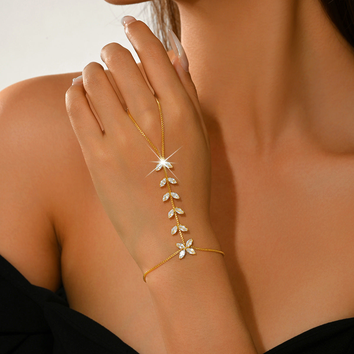 Korean New Eco-Friendly Crystal Leaf Bracelet For Women, Fashionable And Sweet Zircon Flower Finger-Back Chain, Simple And Versatile