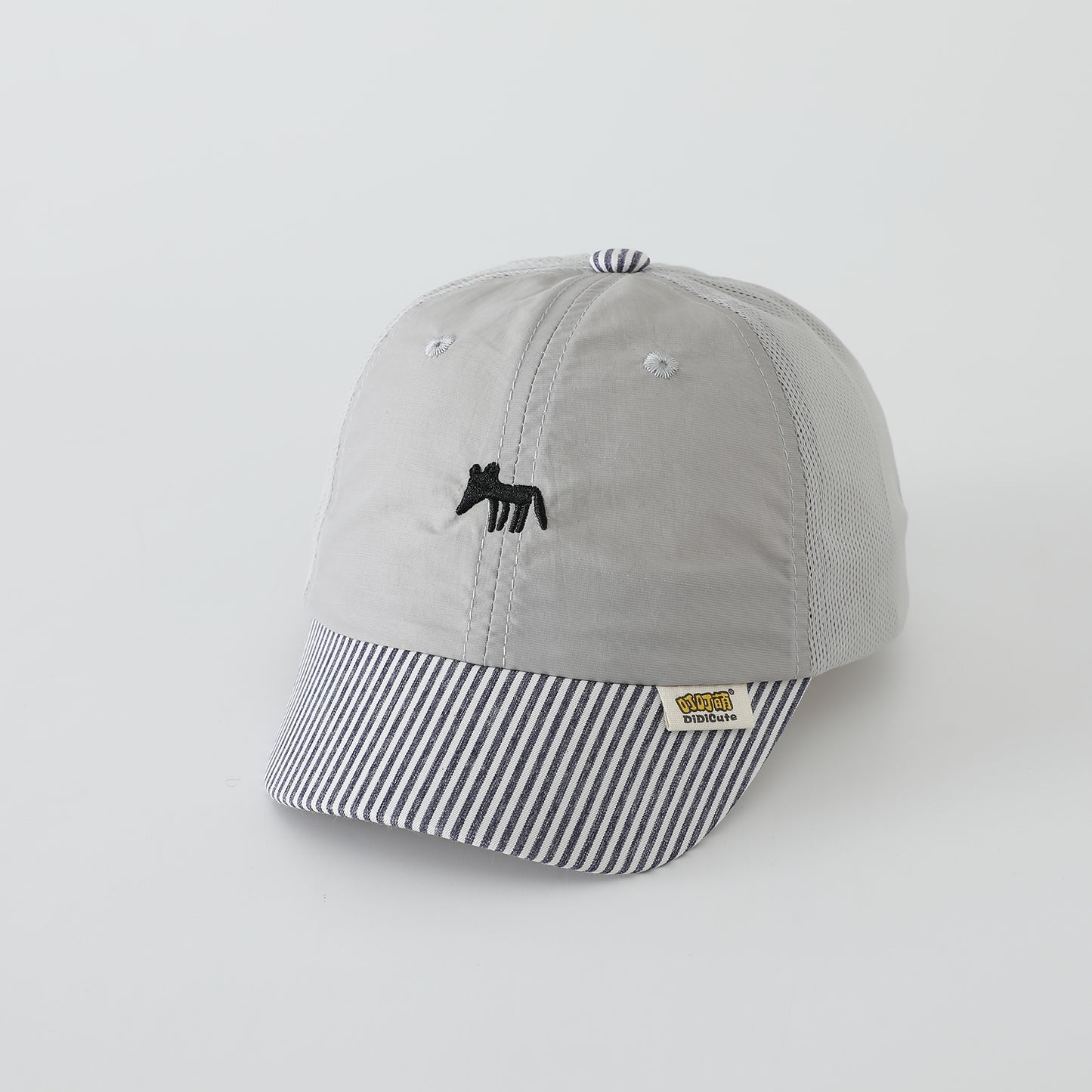 The New Men's And Women's Embroidered Fox-patterned Pointed-mouth Baseball Cap With A Stylish And Simple Design Featuring A Velcro Fastening Is Suitable For Daily Outdoor Use.