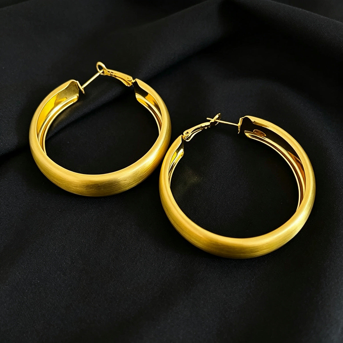 European American Vintage Brushed Wide Band Big Hoop Earrings, Light Luxury High-End Niche Design Hoop Jewelry, Fashion Versatile Ear Accessories For Women