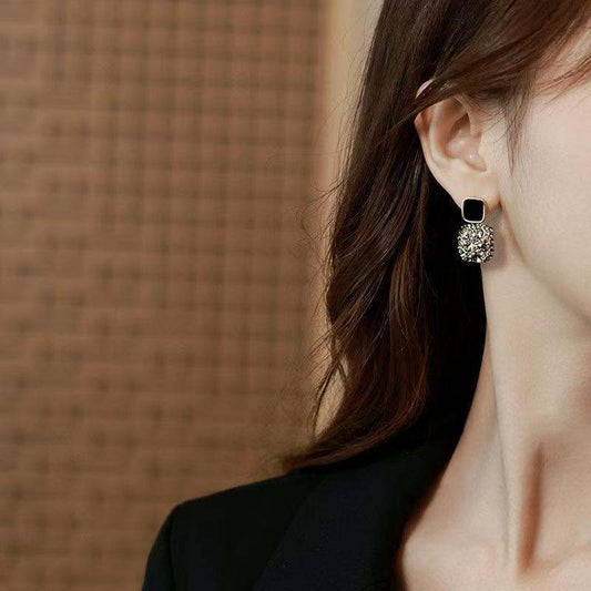 Face Slimming Black Stud Earrings, Trendy Korean Influencer Style, High-End Light Luxury Elegant Women's Ear Jewelry