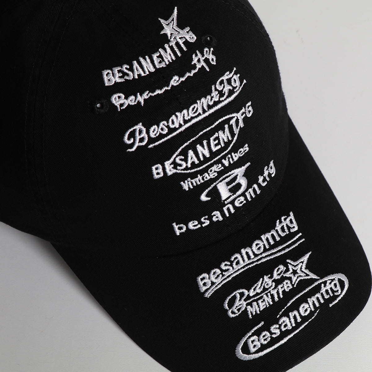Men's Black And White Multi-letter Curved Brim Adjustable Trendy Baseball Cap Suitable For Outdoor Outings And Daily Date Wear
