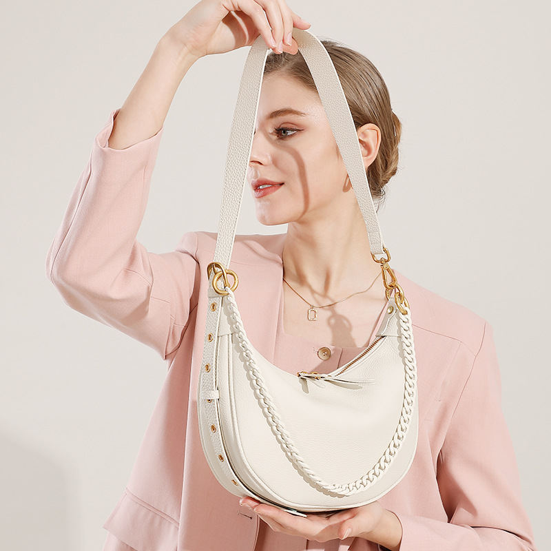 Fashionable Shoulder Bag With A Luxurious Chain Suitable For Cross-body Wear