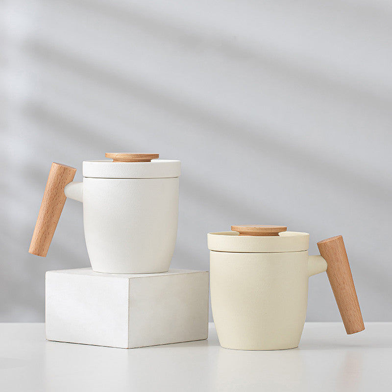 Cream-style Ceramic Tea Cup With A Built-in Tea Leaf Separator Perfect For Personal Office Use Complete With Lid And Strainer