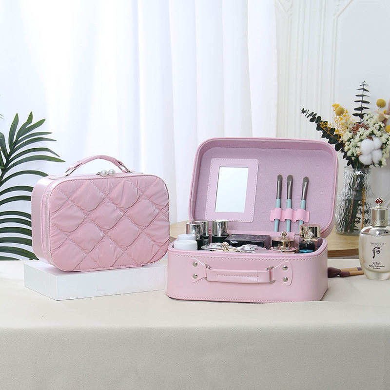 Minimalist Diamond-Quilted Makeup Case With Mirror