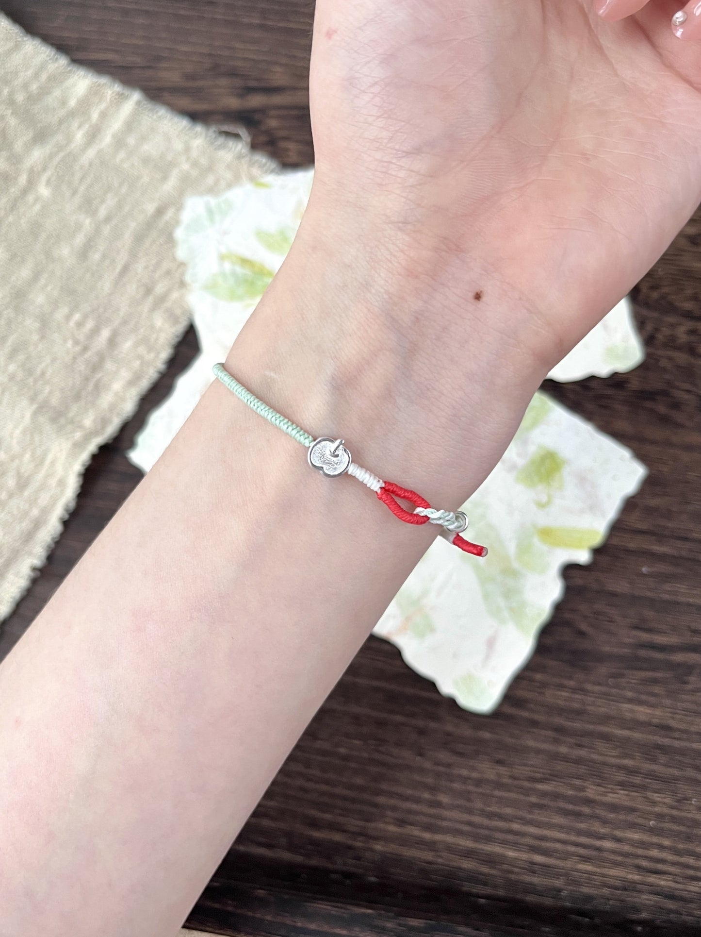 Sleek And Stylish Four-leaf Clover Bracelet For Apple Devices