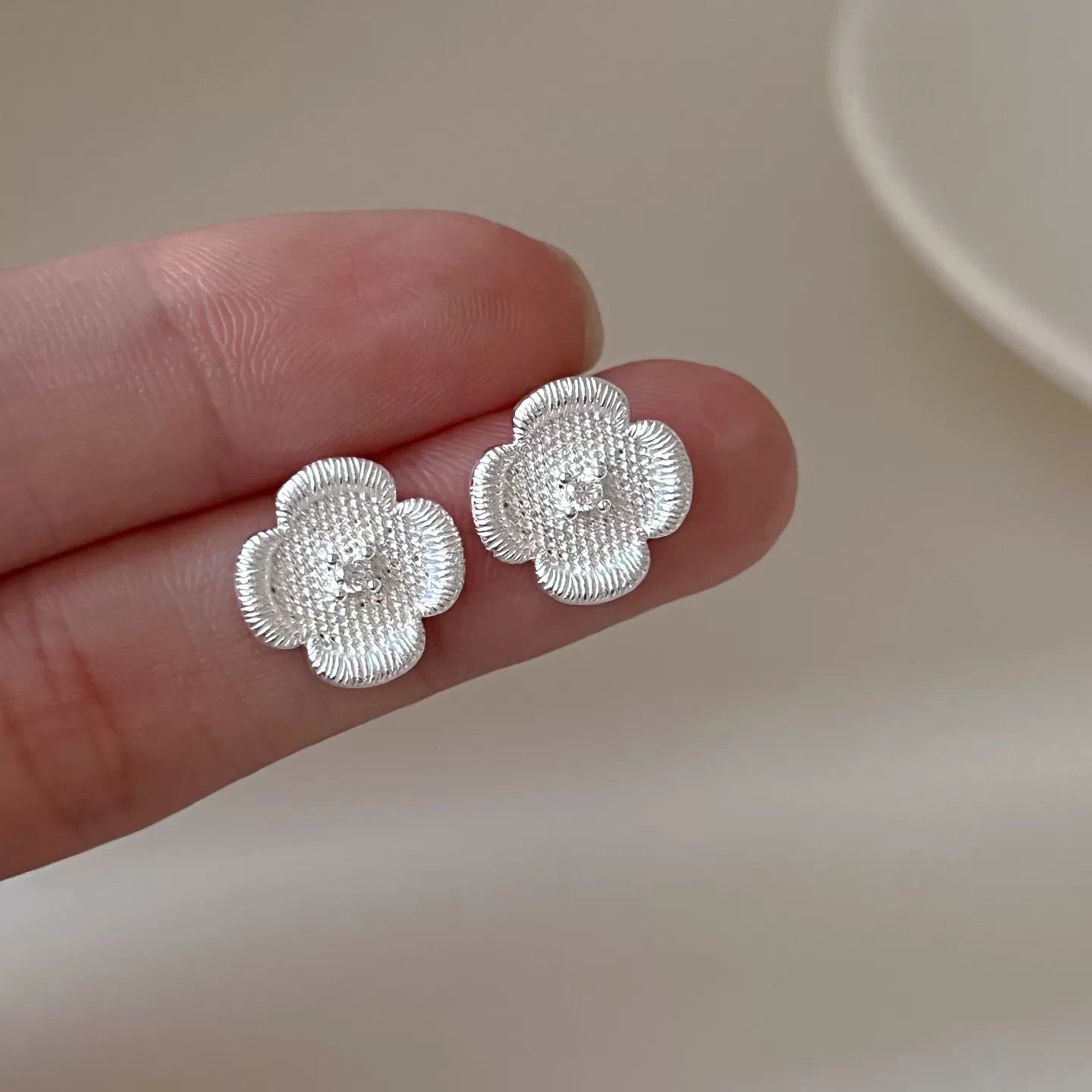 1 Pair 999 Sterling Silver Textured Diamond Flower Stud Earrings, Delicate Minimalist Style, Perfect For Daily Wear & Valentine's Gifts
