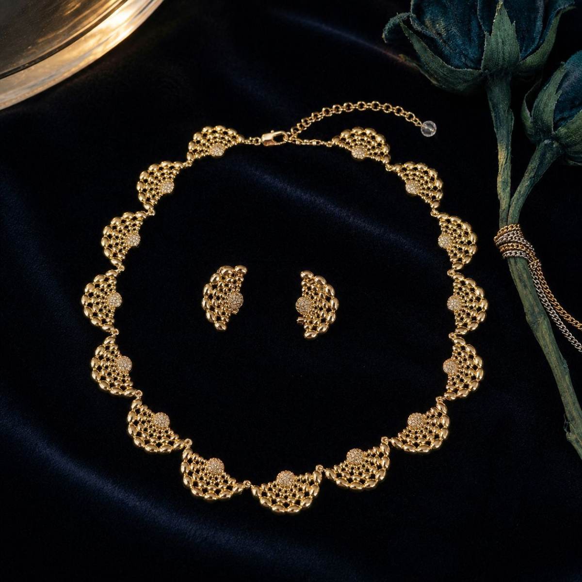 Fashionable Versatile Hollowed-out Chain Necklace And Earrings With A Premium Feel