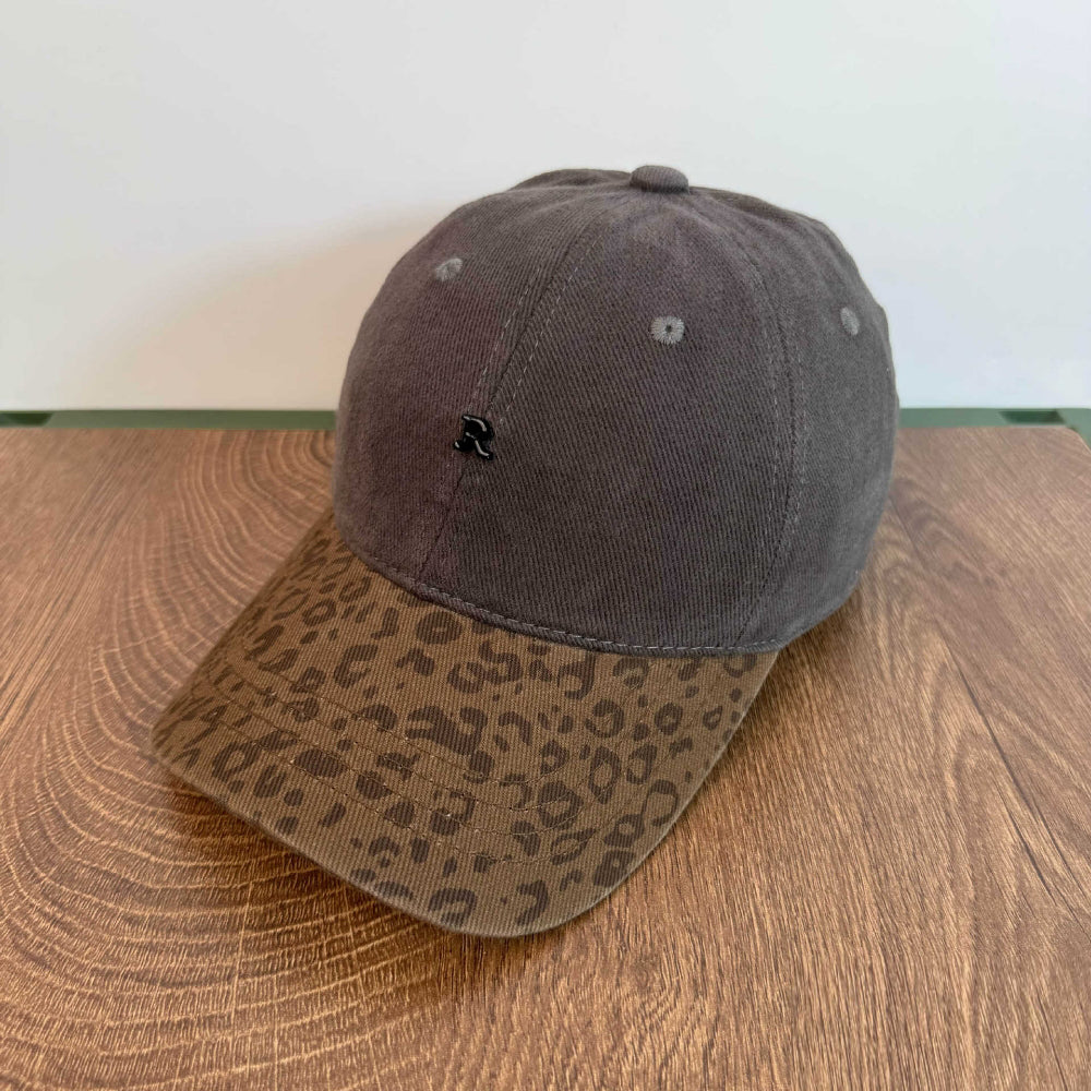 Men's And Women's Identical Quilted Leopard Print Brimmed Baseball Cap With R Logo - Retro Street Style, Suitable For Outdoor Outings, Picnics, Friends' Gatherings, And Daily Wear.