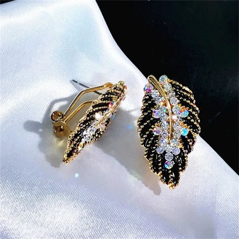 2026 New Earrings With Black Leaf And Zircon Inlay. Retro Geometric Design, Delicate Luxury, Stylish And Elegant, Popular Among Fashion Bloggers.