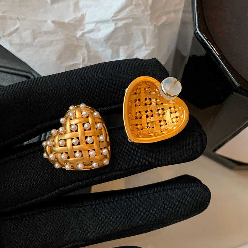 Retro Pearl Hollow Heart Stud Niche Design Matte Gold Earrings Simple And Stylish Ear Accessories For Women