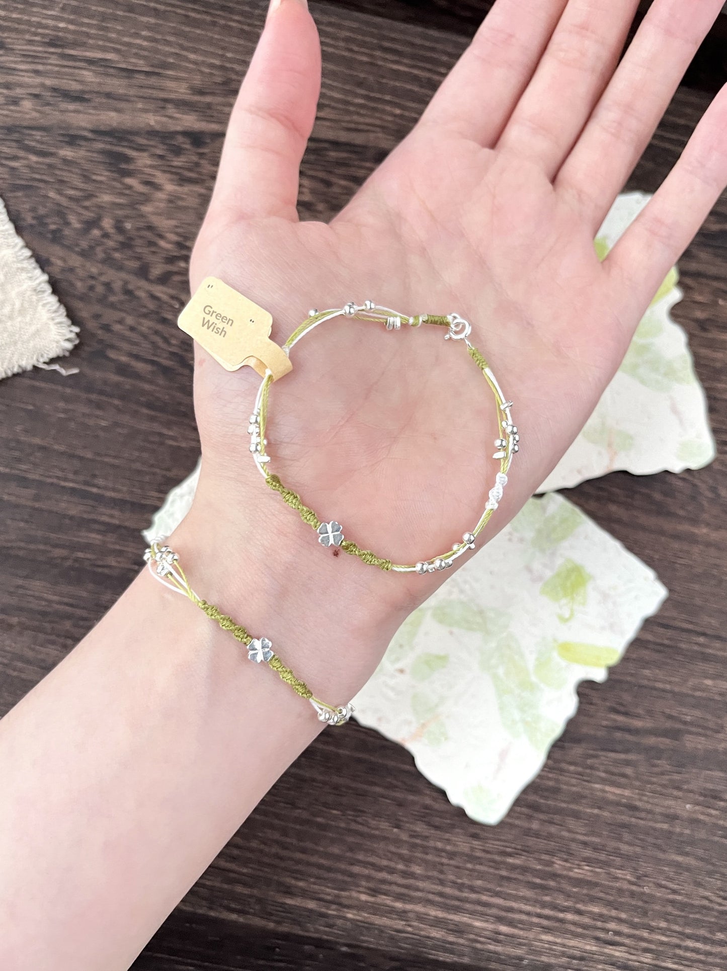 Sleek And Stylish Four-leaf Clover Bracelet For Apple Devices