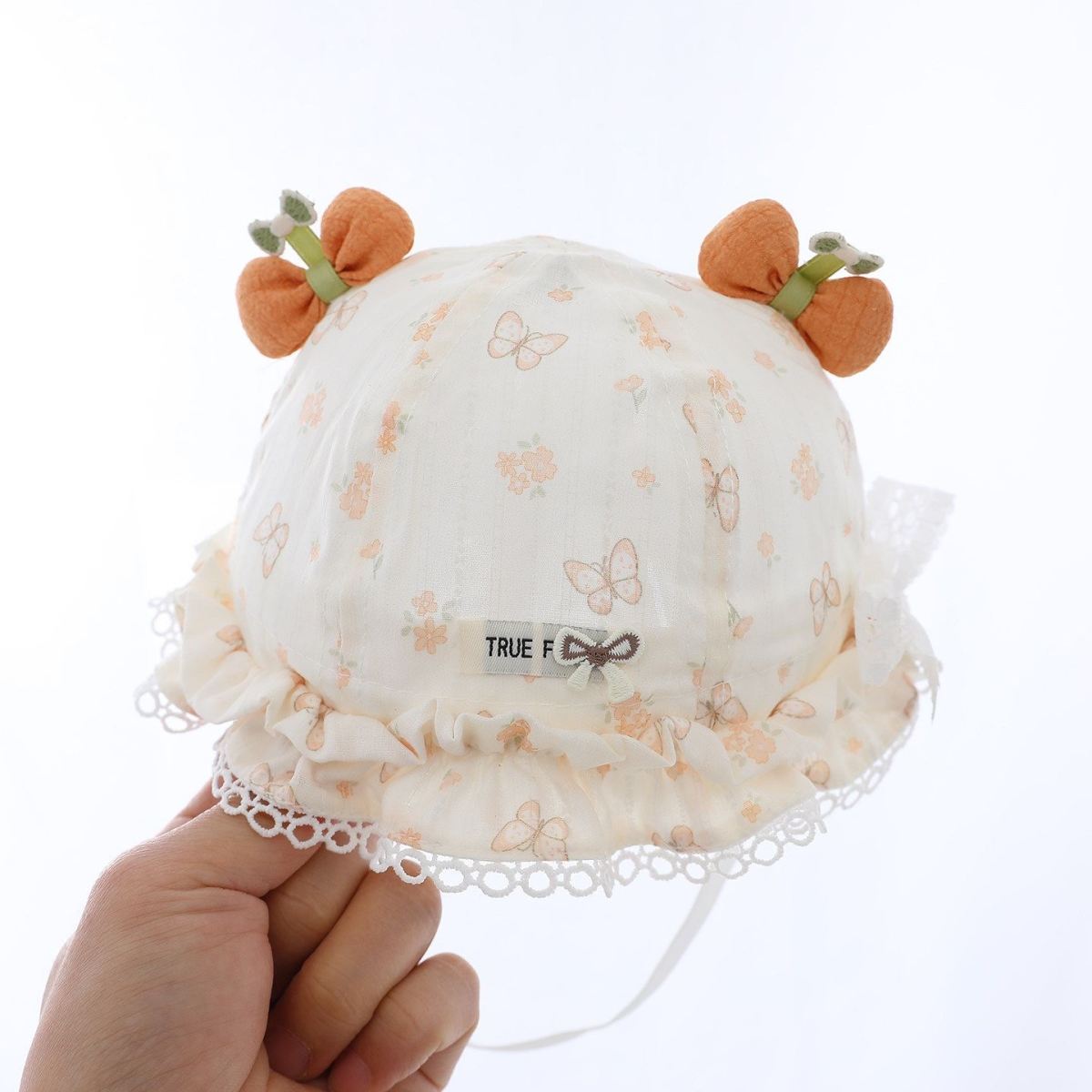 Children's Butterfly Lace Brimmed Hat With A Bow Decoration At The Edge Is Sweet And Adorable. It Is A Short Brimmed Fisherman Hat Suitable For Outdoor Outings.