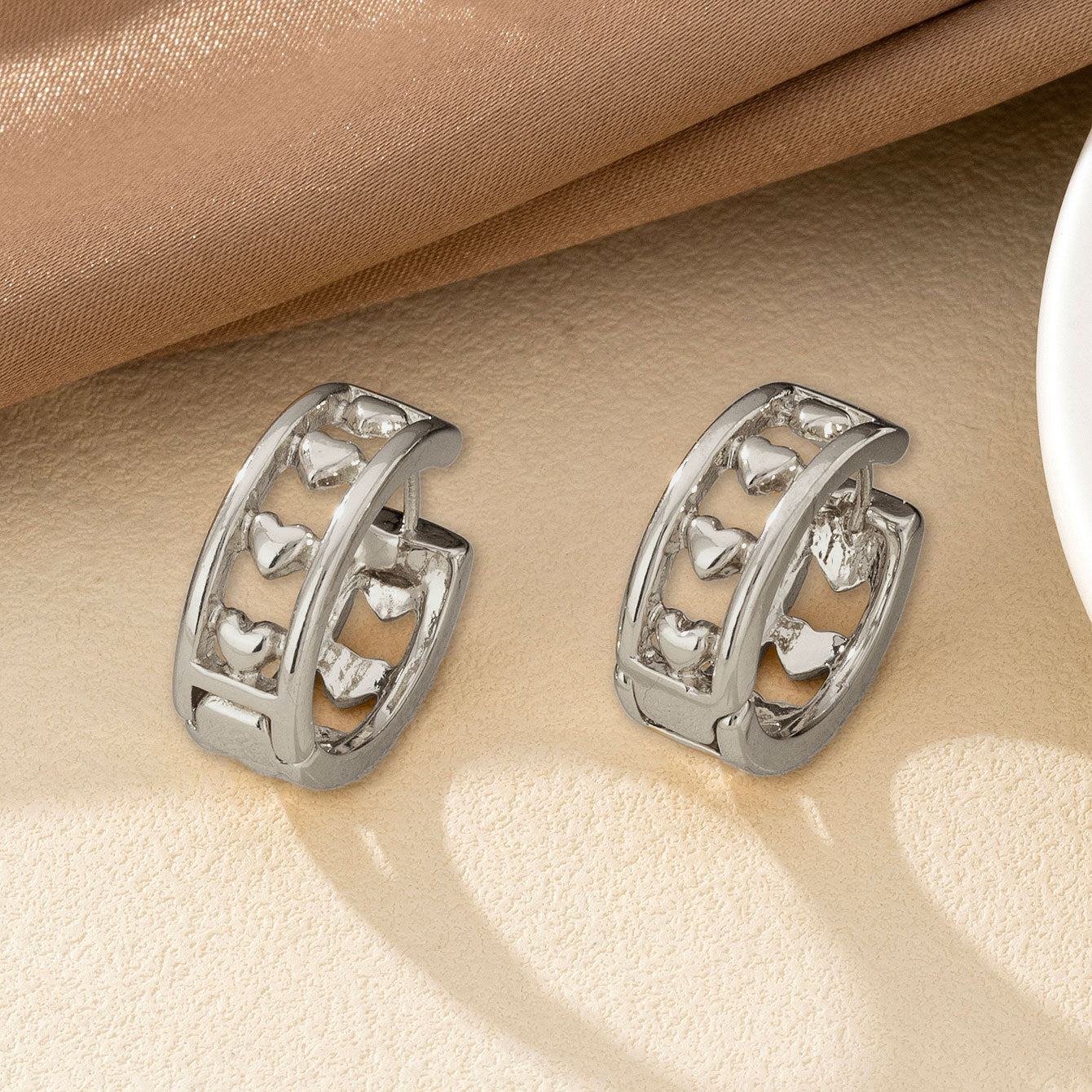 Minimal Hollow Heart Hoop Earrings For Women, Unique Niche High-End Retro Hot Selling Versatile All-Match Cross-Border Fashion Ear Jewelry