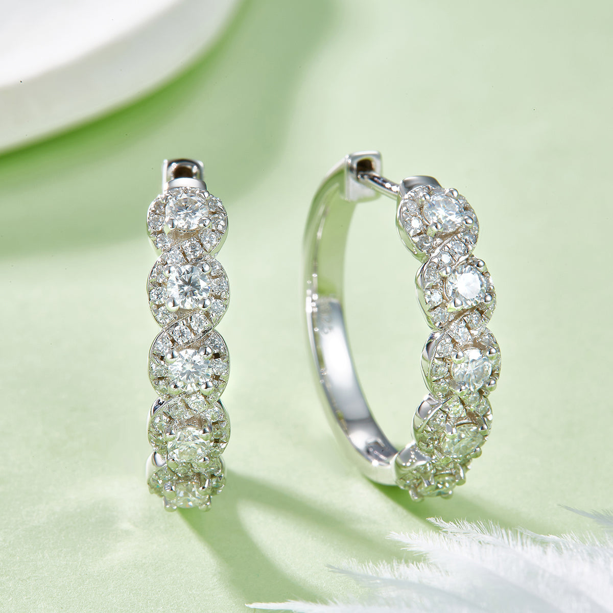 5.8g S925 Sterling Silver 20mm Scalloped Edge Hoop Earrings  2.5mm Moissanite Pave Huggie Hoops With GRA Certificate, Platinum Plated Jewelry Gift Box Set For Women