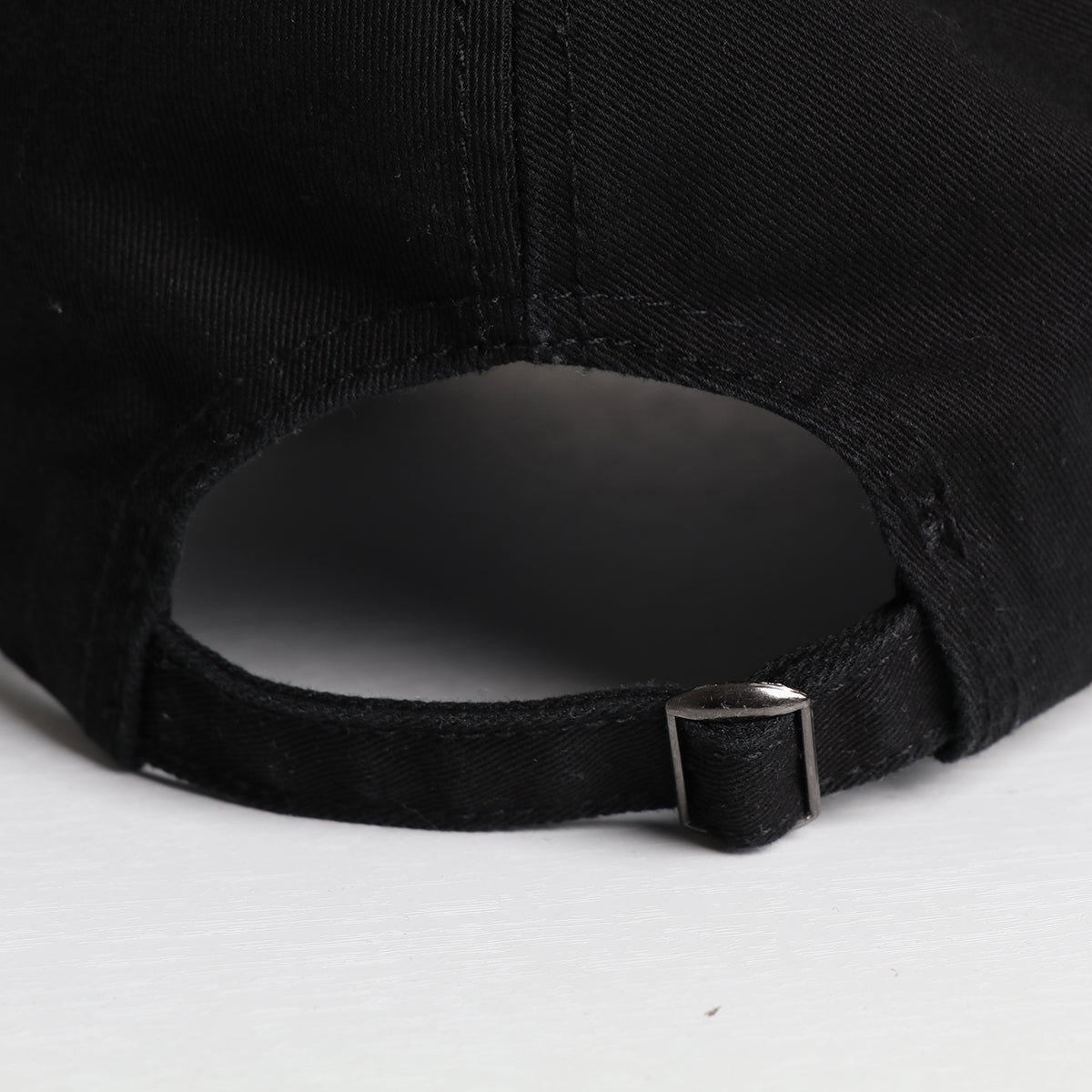 Men's Black And White Multi-letter Curved Brim Adjustable Trendy Baseball Cap Suitable For Outdoor Outings And Daily Date Wear