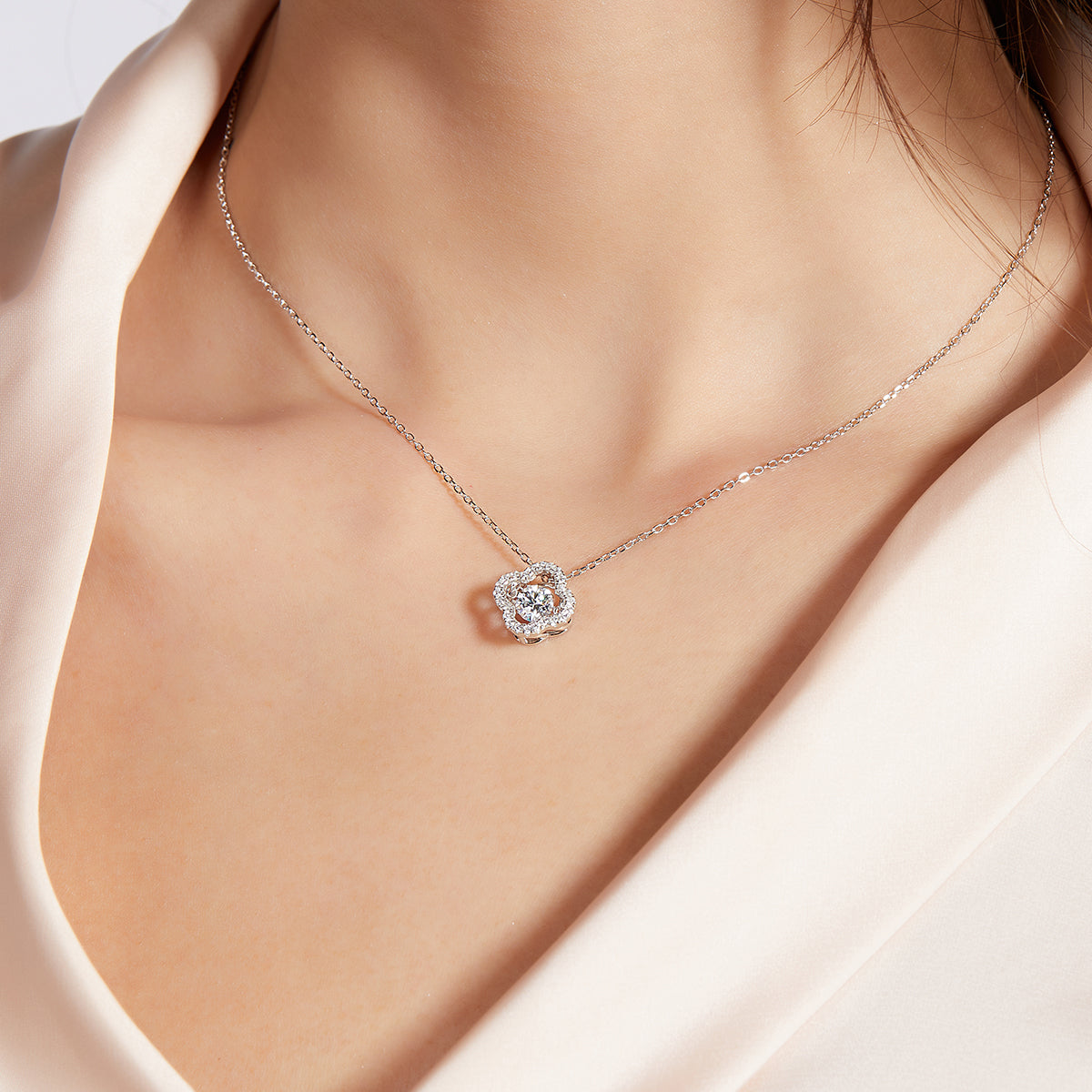 S925 Sterling Silver 0.5ct D Color VVS1 Moissanite Four-Leaf Clover Necklace 45cm Platinum Plated Pave Halo GRA Certified Gift Box