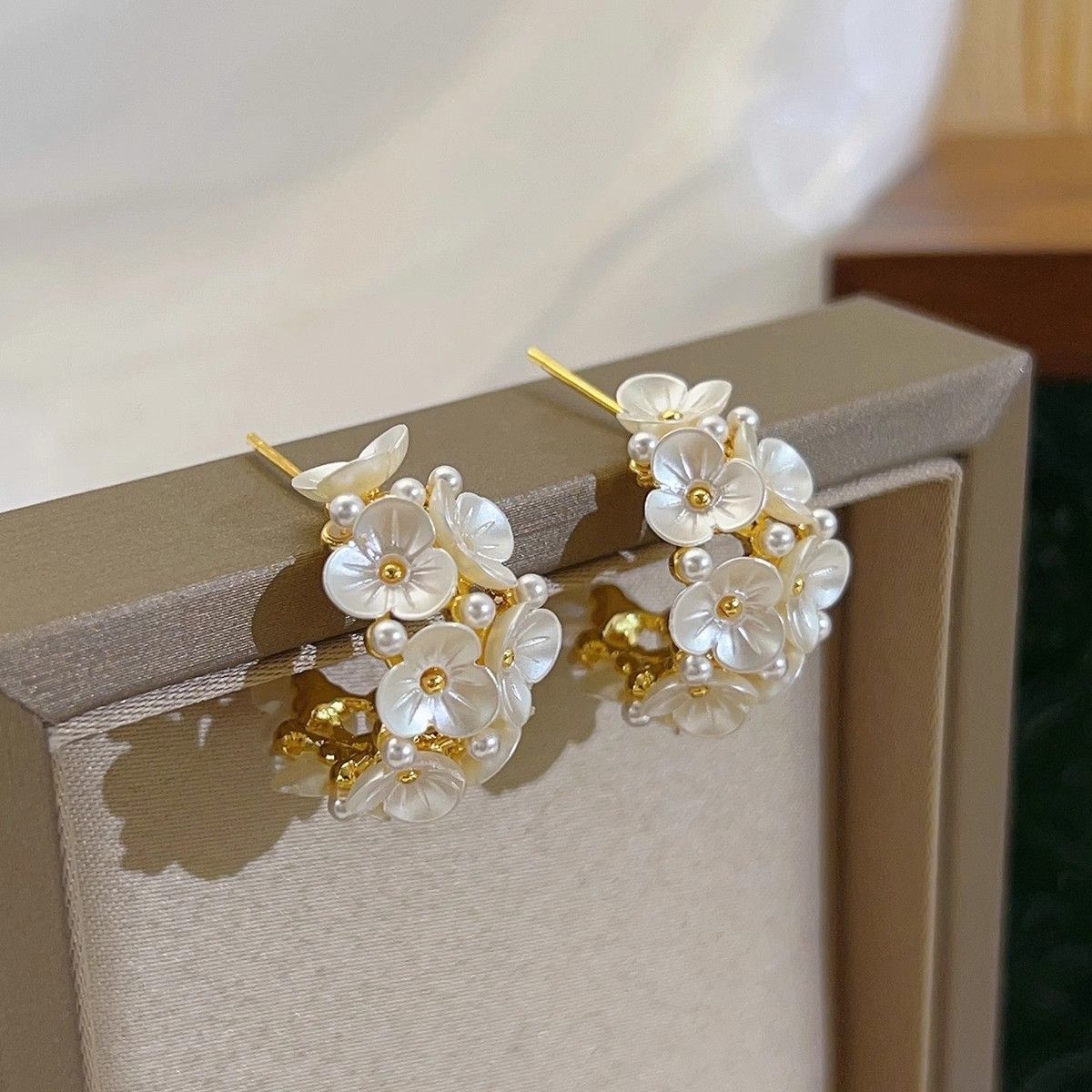 2026 New Bestseller Exquisite High-End Stud Earrings, French Retro Floral Pearl Earrings, Unique Designer Fashion Jewelry For Women
