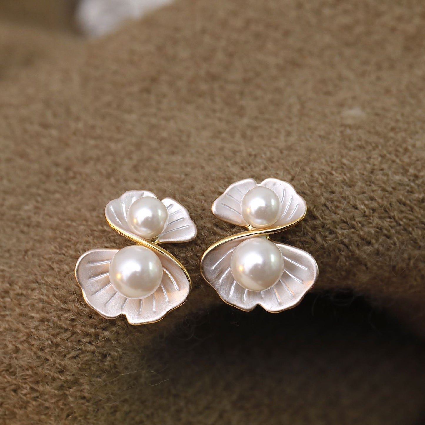 New Minimal Fan-Shaped Freshwater Pearl Shell Stud Earrings, Niche Light Luxury Elegant All-Match Women Fashion Ear Jewelry
