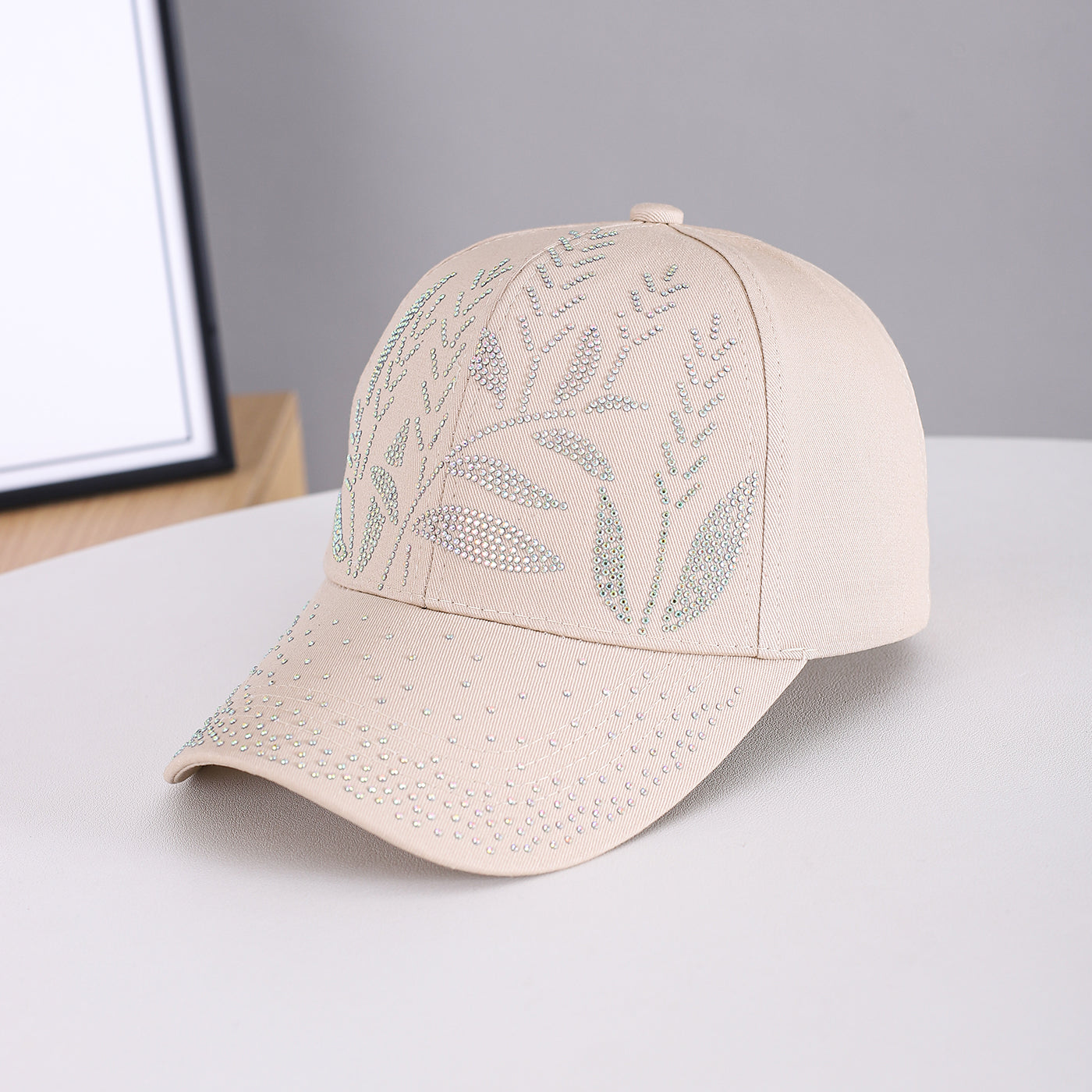 Men's And Women's Adjustable Leaf-shaped Beaded Pattern Twill Fabric Brimmed Baseball Cap. Suitable For Daily Commuting, Spring And Summer Outdoor Outings, And Casual Outings.