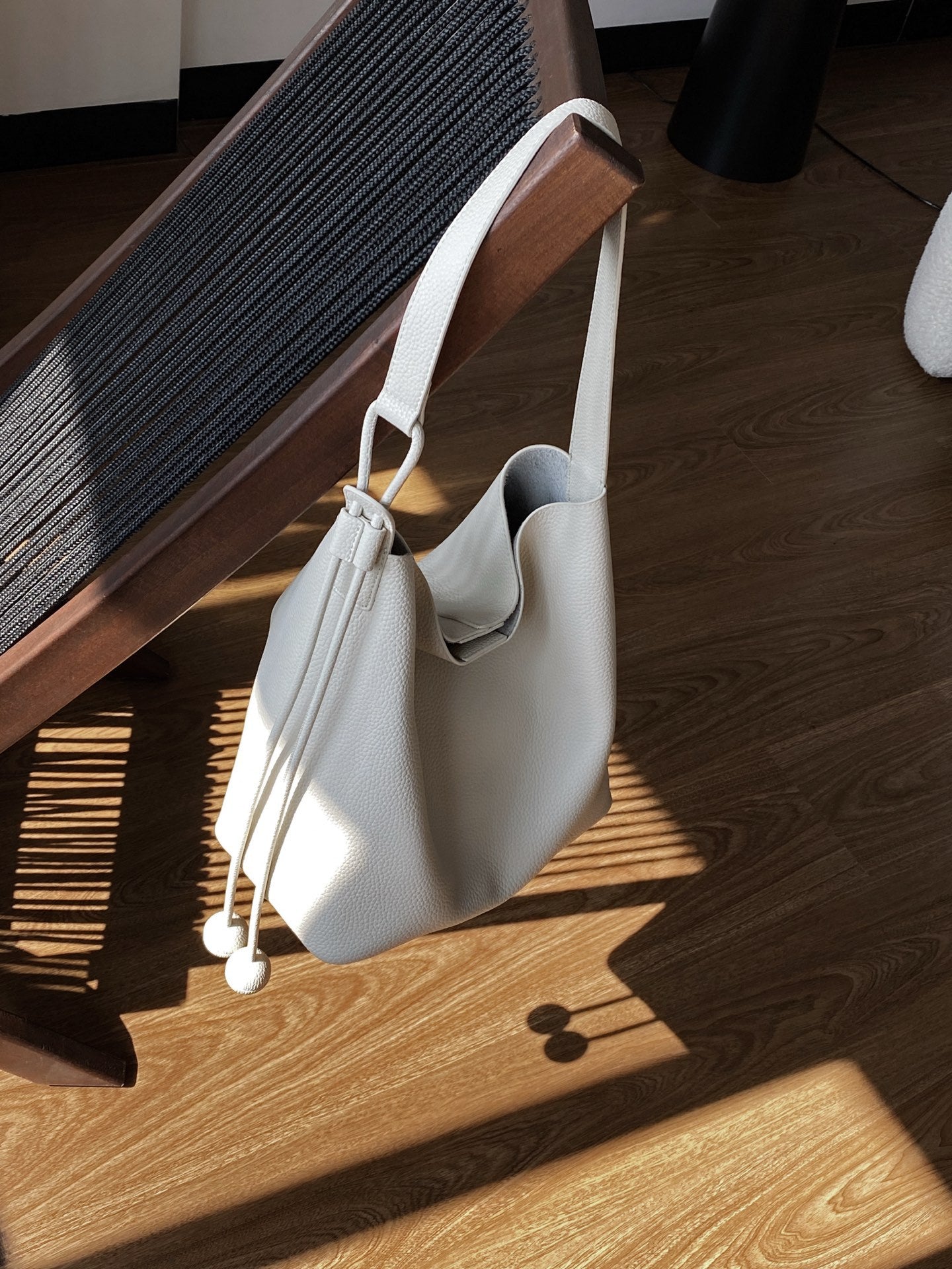 Top-grain Leather Commuter Bucket Bag With A Premium Feel