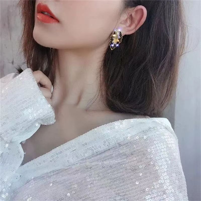 2026 New Earrings With Black Leaf And Zircon Inlay. Retro Geometric Design, Delicate Luxury, Stylish And Elegant, Popular Among Fashion Bloggers.