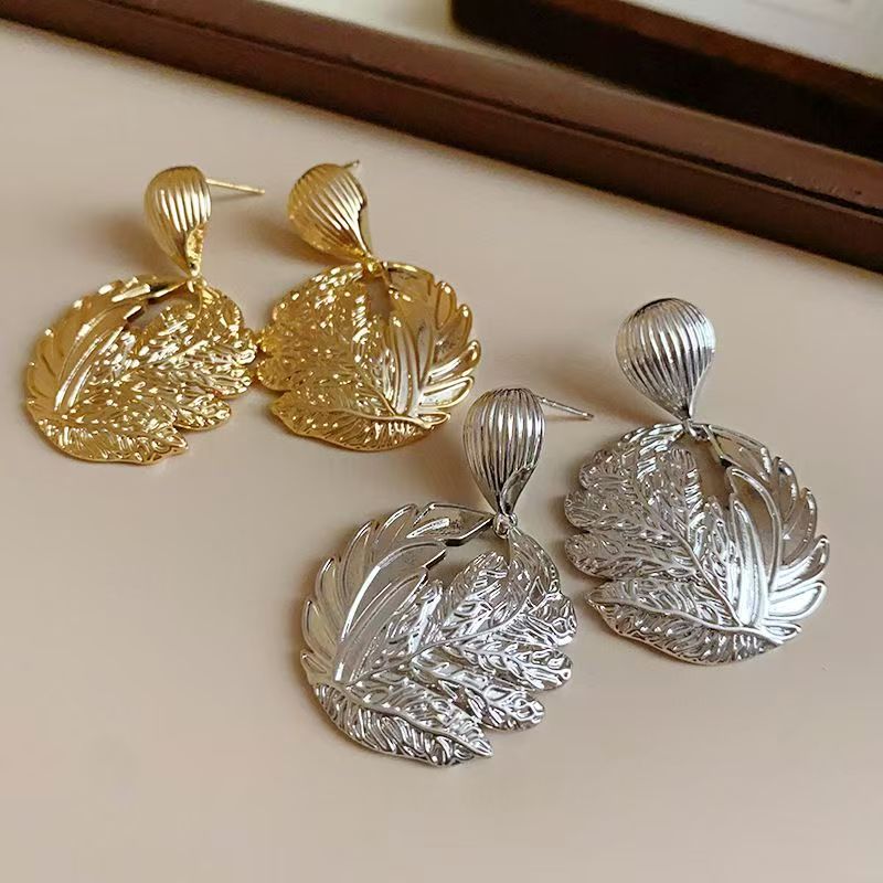 Metal Retro Round Leaf Stud Earrings, Light Luxury High-End Niche Minimalist Cold Style Fashion Elegant Ear Jewelry For Women