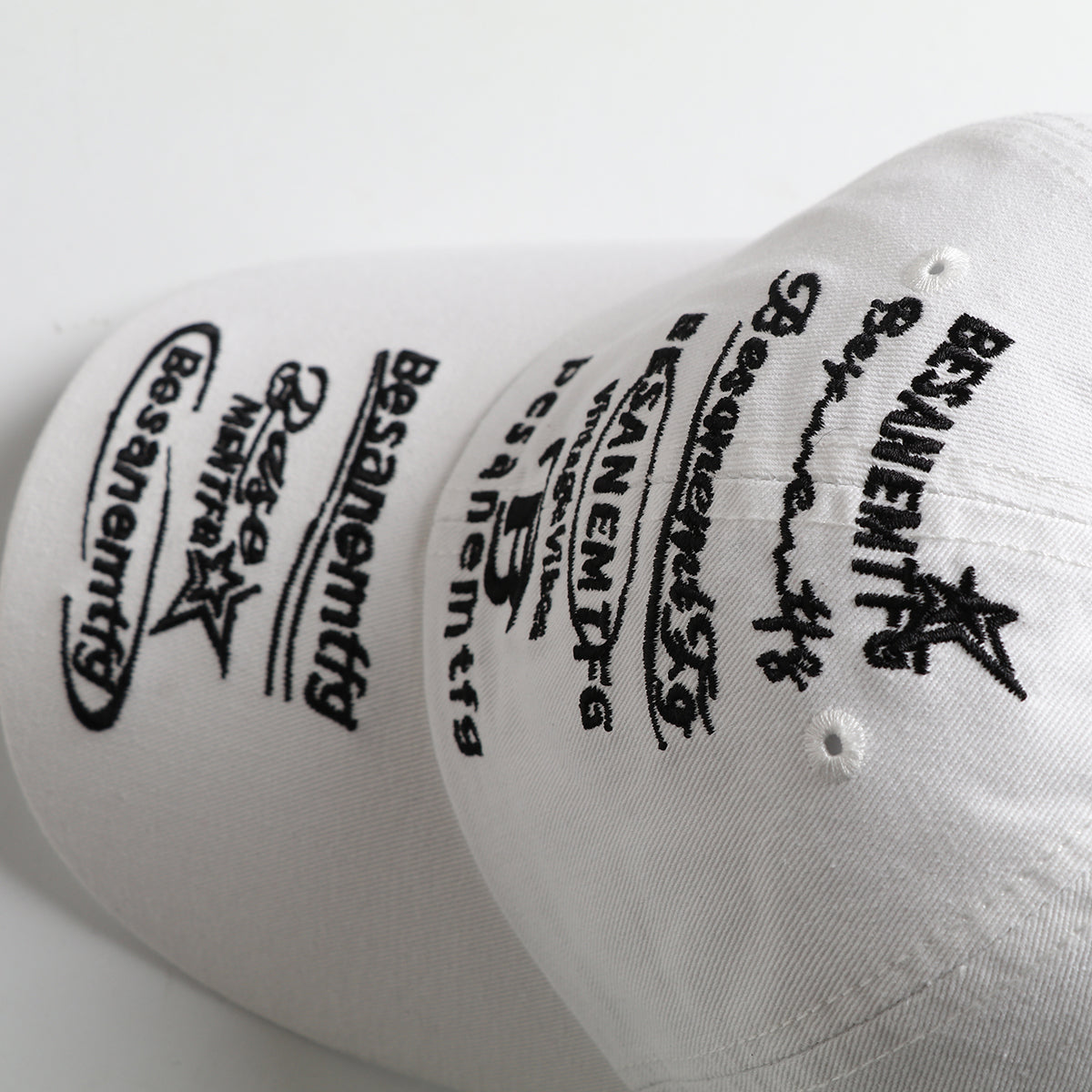 Men's Black And White Multi-letter Curved Brim Adjustable Trendy Baseball Cap Suitable For Outdoor Outings And Daily Date Wear