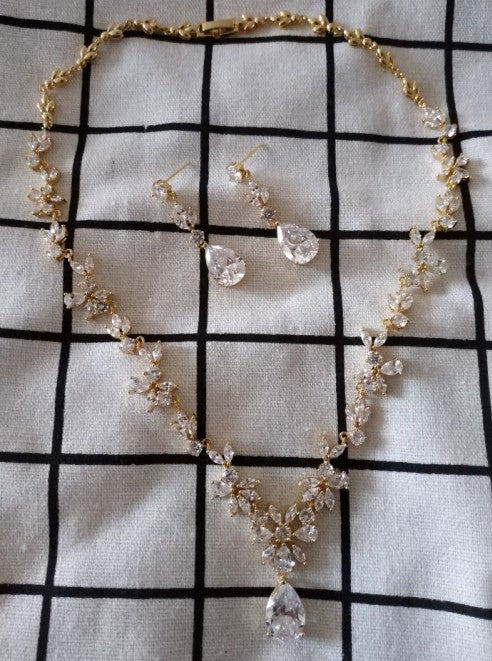 Korean-style Trendy And Elegant Stud Earrings And Necklace