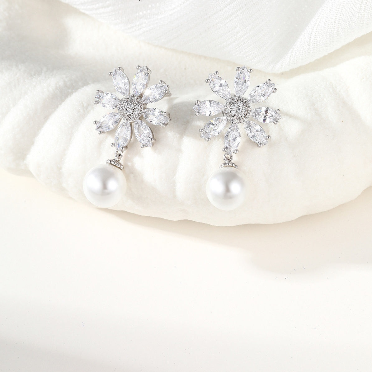 Imitation Pearl Women's Fashion Korean Style Temperamental Earrings
