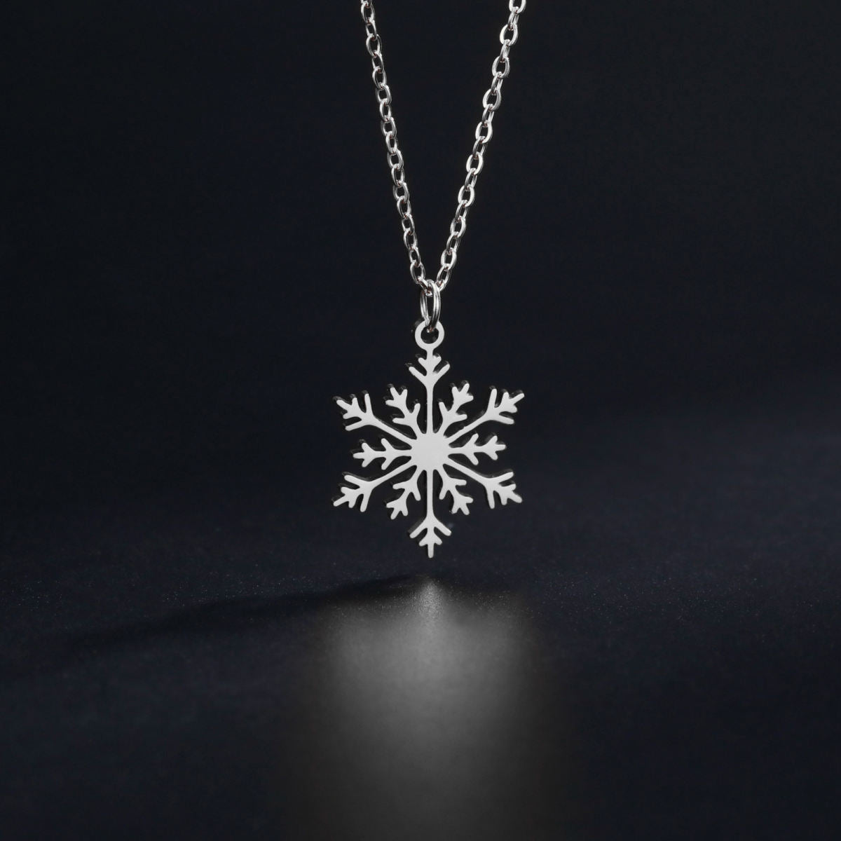 Women's Snowflake Pendant Necklace Accessories Neck