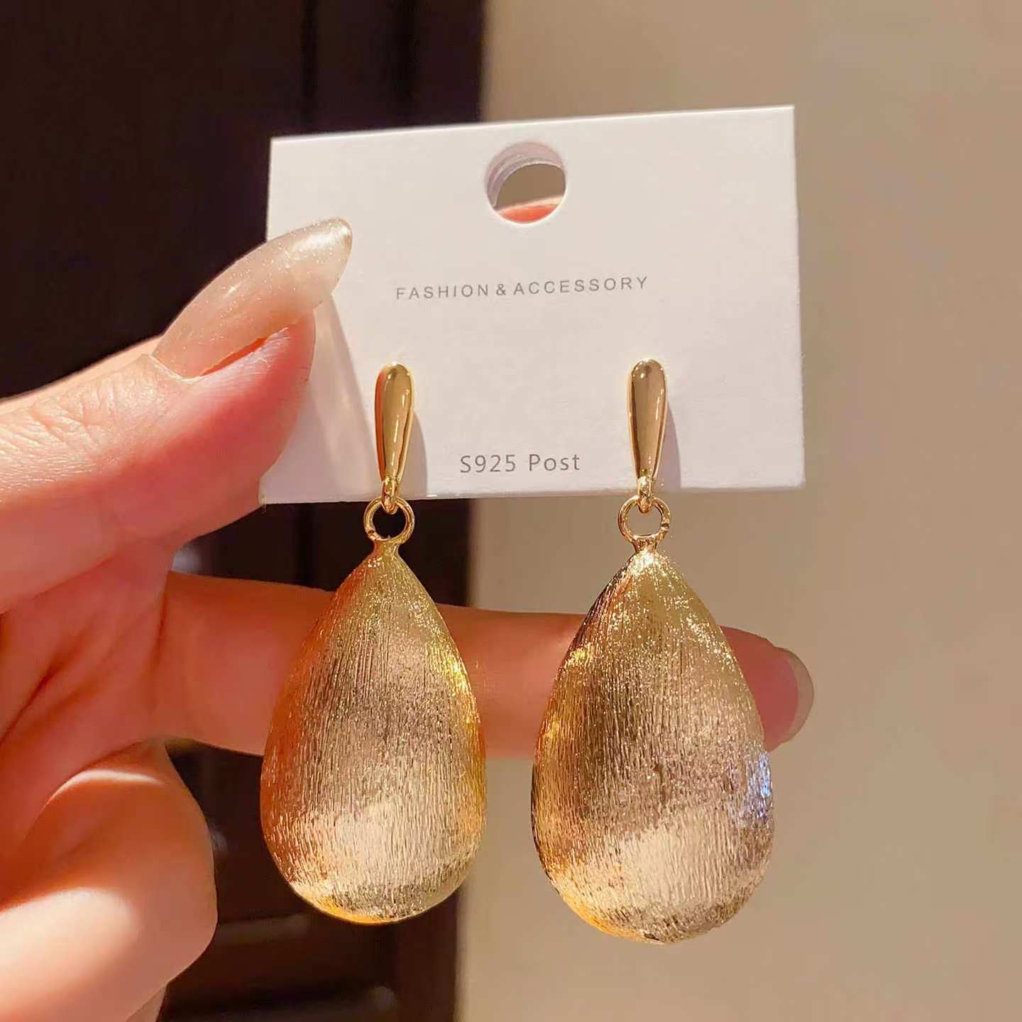 2026 New Oversized Brushed Metal Teardrop Dangle Earrings For Women, Retro Hong Kong Style High-End Face Slimming Drop Ear Jewelry