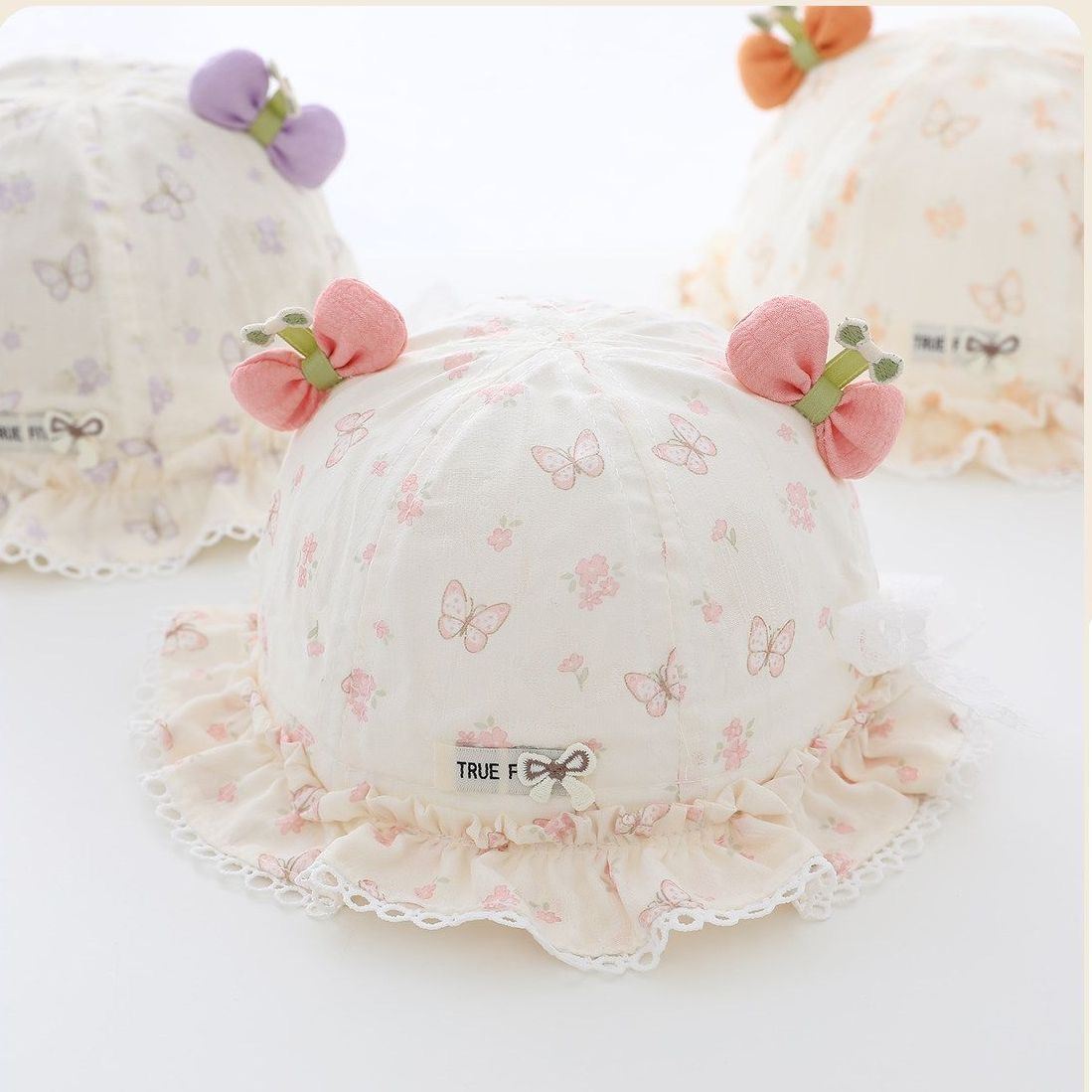 Children's Butterfly Lace Brimmed Hat With A Bow Decoration At The Edge Is Sweet And Adorable. It Is A Short Brimmed Fisherman Hat Suitable For Outdoor Outings.