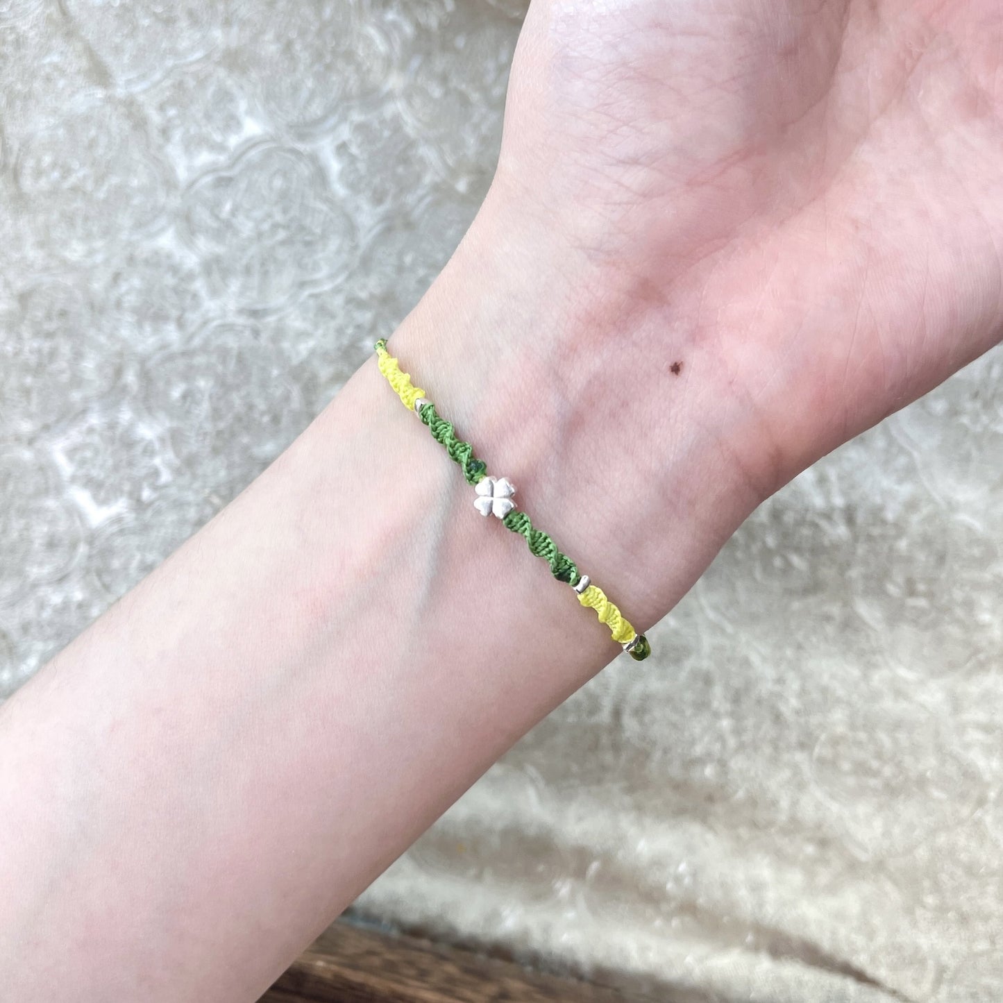 Sleek And Stylish Four-leaf Clover Bracelet For Apple Devices