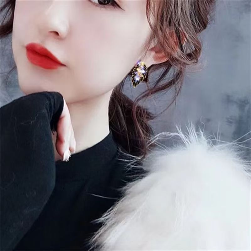 2026 New Earrings With Black Leaf And Zircon Inlay. Retro Geometric Design, Delicate Luxury, Stylish And Elegant, Popular Among Fashion Bloggers.