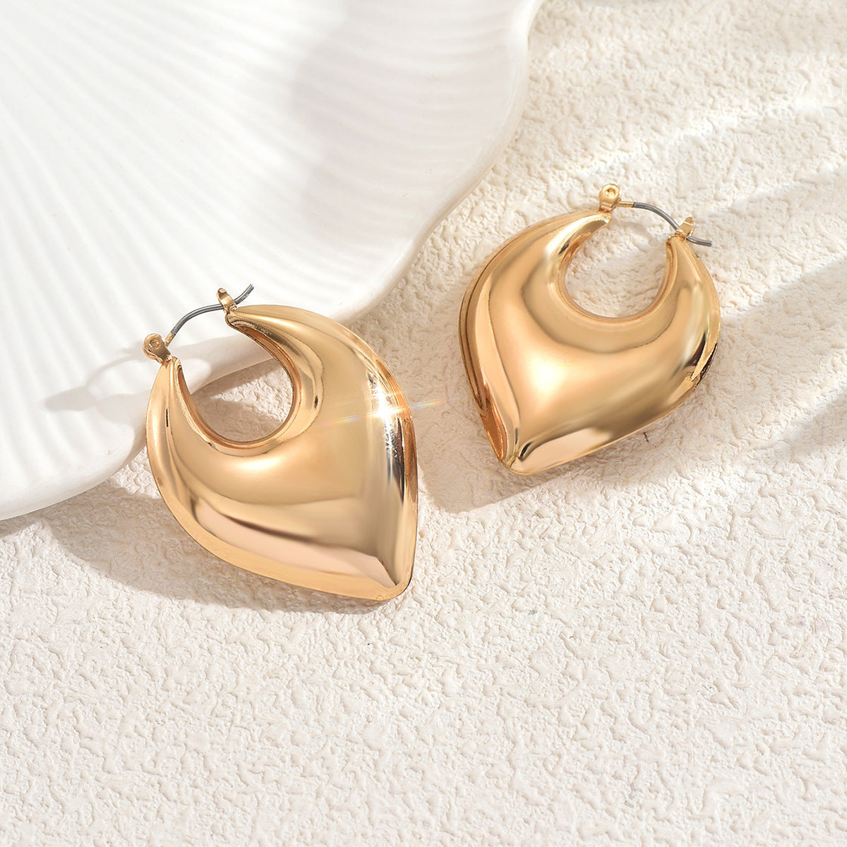 Cross-border European American Women Huggie Earrings, Niche Premium Geometric Heart U-Shape Hollow Design, Versatile Fashion Daily Ear Jewelry