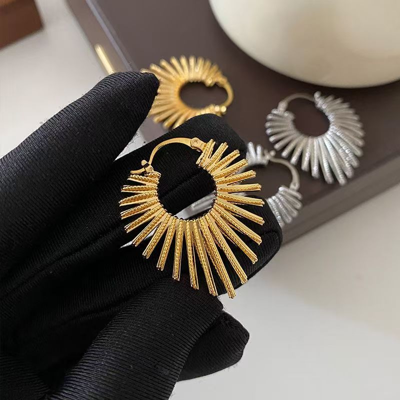 2026 Hot New Egyptian Gold Metal Ear Cuffs, French Retro Minimalist Luxury Earrings
