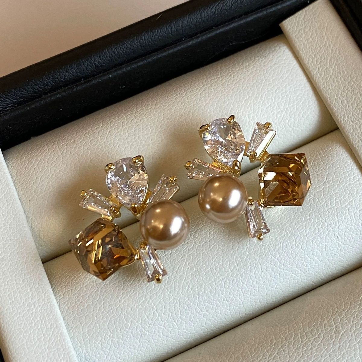 2026 New High-End Amber Sugar Cube Stud Earrings For Women, Vintage French Light Luxury Pearl Fashion Earrings, Classic Style Ear Jewelry