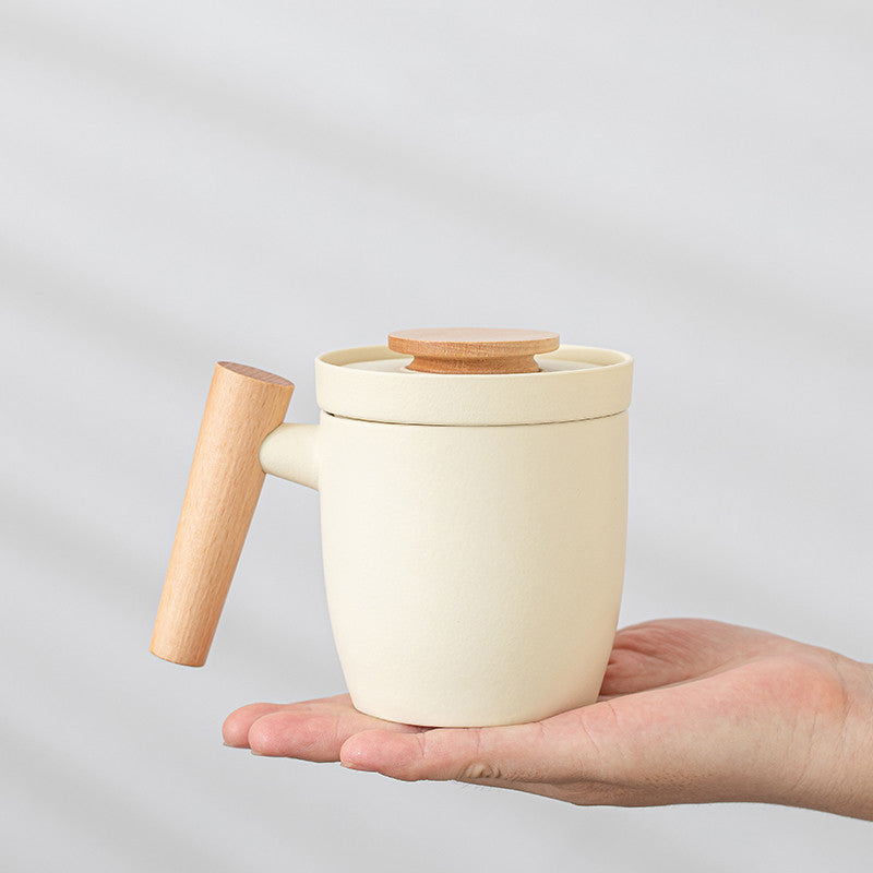 Cream-style Ceramic Tea Cup With A Built-in Tea Leaf Separator Perfect For Personal Office Use Complete With Lid And Strainer