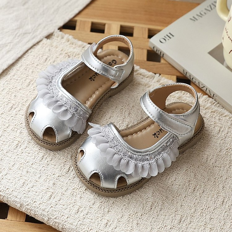 2026 Summer New Korean Style Girls Closed Toe Hollow Out Sequin Princess Sandals Soft Sole Beach Shoes Match Dress