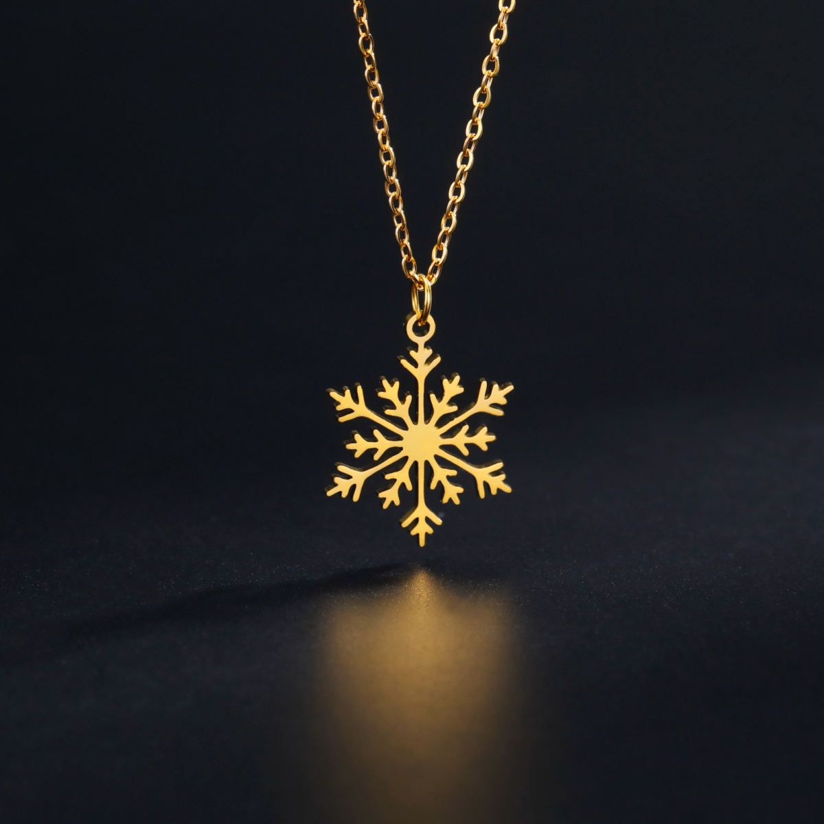Women's Snowflake Pendant Necklace Accessories Neck