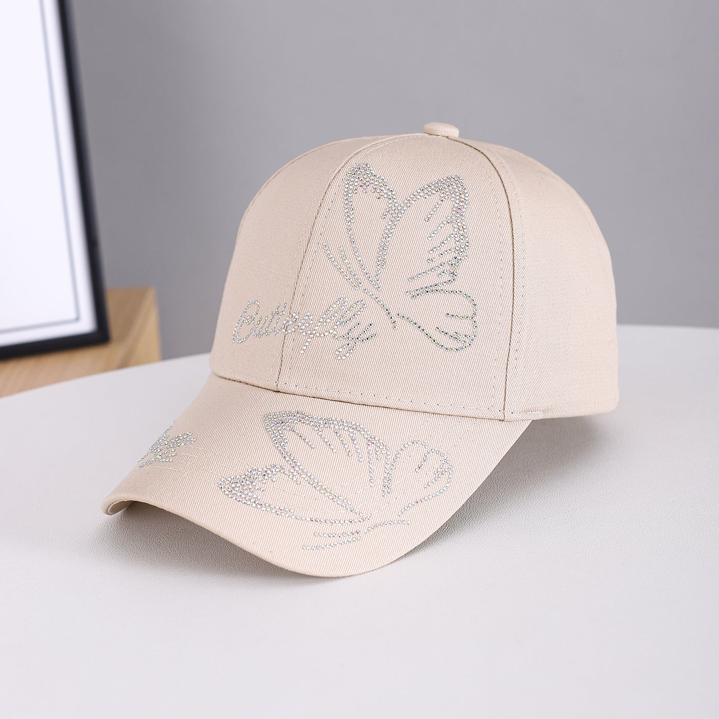 The New Men's And Women's Three-dimensional Rhinestone Butterfly Letter Decorative Versatile Baseball Cap Is Suitable For Daily Outings On Campus.