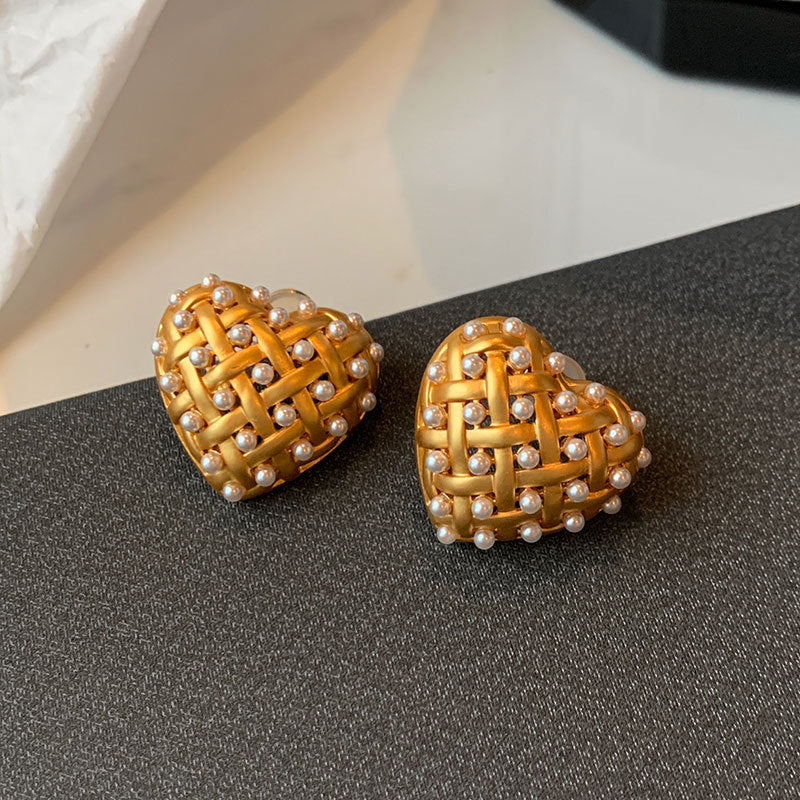 Retro Pearl Hollow Heart Stud Niche Design Matte Gold Earrings Simple And Stylish Ear Accessories For Women