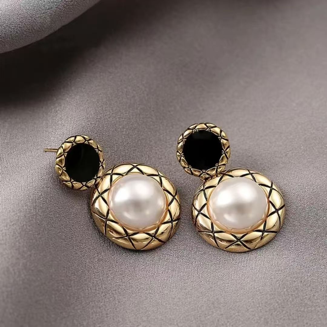 Copper Alloy Earrings With Retro Texture, Chic Elegant Niche Fashion French Design Women's Ear Jewelry