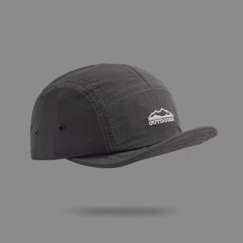 A Single-color Soft-brim Lightweight Quick-drying Fashionable Retro-style Letter Icon Baseball Cap, Suitable For Outdoor Activities In Spring And Summer.
